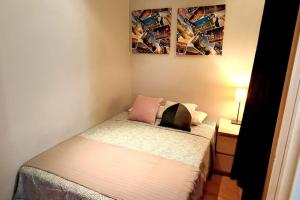 Postel nebo postele na pokoji v ubytování Estudio Lavapiés cerca de Antón Martín