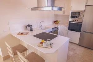 Kuchyňa alebo kuchynka v ubytovaní Villa Tiguaro Piscina Climat Jacuzzy AC Villa 9 12