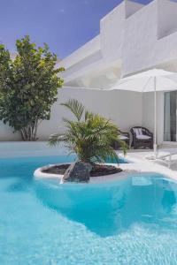 Bazén v ubytovaní Villa Tiguaro Piscina Climat Jacuzzy AC Villa 9 12 alebo v jeho blízkosti