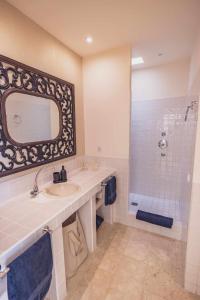 a bathroom with a sink and a shower with a mirror at Villa Tiguaro Piscina Climat Jacuzzy AC Villa 9 12 in Corralejo