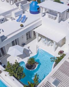 una vista aérea de una piscina en una villa en Villa Tiguaro Piscina Climat Jacuzzy AC Villa 9 12 en Corralejo