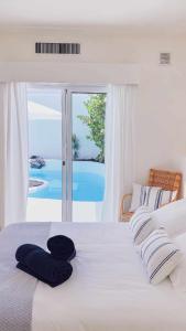 1 dormitorio con 1 cama y vistas al océano en Villa Tiguaro Piscina Climat Jacuzzy AC Villa 9 12 en Corralejo