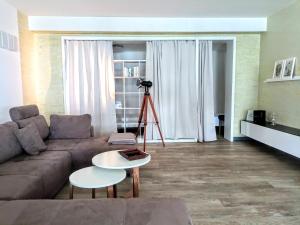 ein Wohnzimmer mit einem Sofa und einem Tisch in der Unterkunft Smart Loft in Bad Pyrmont