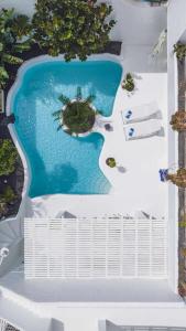 an aerial view of a swimming pool in a resort at Villa Tiguaro Piscina Climat Jacuzzy AC Villa 9 12 in Corralejo