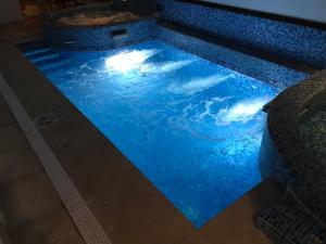 a swimming pool with blue water in a room at Hotel Argentina in Atlántida