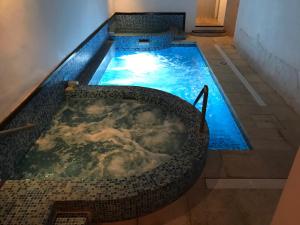 a jacuzzi tub in the floor of a building at Hotel Argentina in Atlántida