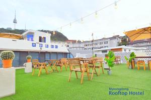 Restaurace v ubytování OYO Rooftop Hostel