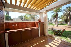 un porche cubierto con lavabo y ventana en Apartament Drago Sunrises, en Costa del Silencio
