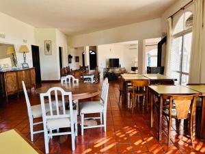 a living room with a dining room table and chairs at La Mansa Riverside in Esquina