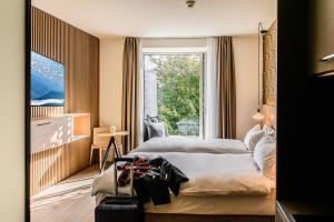 a hotel room with two beds and a window at Afterwork Hotel in Etoy