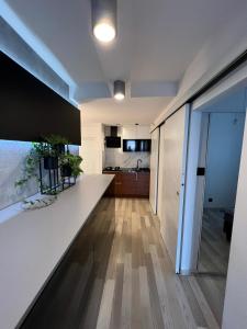 cocina con encimera blanca en una habitación en Panorama, en Zielona Góra 2 fotos más