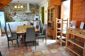 eine Küche mit einem Esstisch und Stühlen in der Unterkunft Le poulailler in La Terrasse-sur-Dorlay