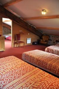 La Terrasse-sur-Dorlay的住宿－Le poulailler，酒店客房,配有两张床和椅子