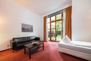 Hotel 26 في برلين: غرفة معيشة مع أريكة وطاولة