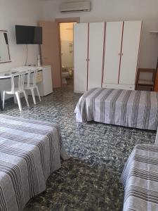 A bed or beds in a room at Hotel Conca d'Oro
