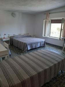 A bed or beds in a room at Hotel Conca d'Oro
