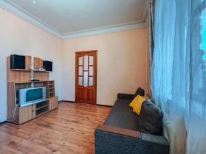Televízia a/alebo spoločenská miestnosť v ubytovaní Apartments On Kreshchatik 17