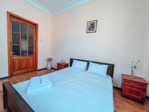 Posteľ alebo postele v izbe v ubytovaní Apartments On Kreshchatik 17