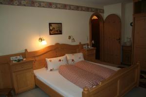 um quarto com uma cama grande e uma cabeceira em madeira em Apartment Gredler Maria em Mayrhofen