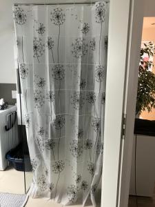 a dandelion shower curtain in a room at Jeannette in Balingen
