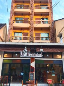 budynek z tabliczką na restaurację w obiekcie De Nawarat Chiangmai Boutique Apartment w mieście Chiang Mai