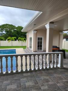 uma casa com uma varanda e uma piscina em CORONADO, LAS BRISAS em Playa Coronado