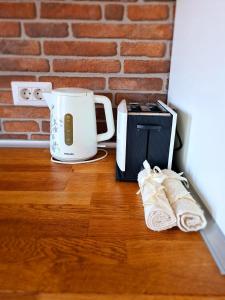 eine Kaffeemaschine und ein Toaster auf der Theke in der Unterkunft CENTRAL Apartament Urbana in Arad