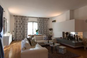 - un salon avec un canapé et une table dans l'établissement Ca'stello23, à Sala Bolognese