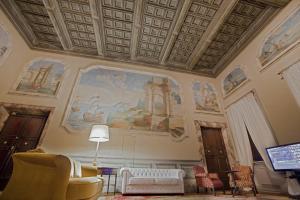 a living room with a painting on the ceiling at Palazzo Carletti in Montepulciano