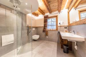 Kúpeľňa v ubytovaní Chalet Catinaccio Rosengarten 18 + 15 fotografií