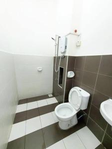 y baño con aseo y lavamanos. en 2-Storey Near Aeon Bukit Indah/ Legoland (6 paxs) en Johor Bahru