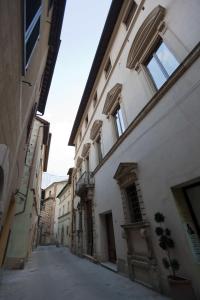 een leeg steegje in een stad met gebouwen bij Palazzo Carletti in Montepulciano