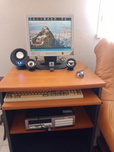 un bureau avec un moniteur d'ordinateur, un clavier et une souris dans l'établissement Maison entière Garage et parking, à Montluçon