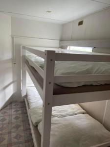 Двухъярусная кровать или двухъярусные кровати в номере Pronájem dřevěného mobilheimu Štít