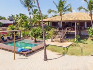 a house on the beach with a swimming pool at Villa Guaiuba linda casa com piscina e vista por mar ! in Icaraí