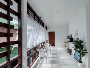 una stanza con balcone con tavolo e sedie di The 4 Blocks at Kata noi a Kata Beach