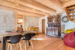 a kitchen with a table and chairs in a room at Baita Dani in San Martino di Castrozza