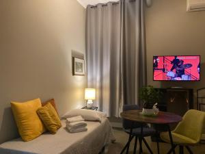 Televízia a/alebo spoločenská miestnosť v ubytovaní Hotel Calypso