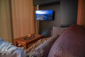 比哈奇的住宿－Waterfall Glamping Cabin，带沙发和电视的客厅