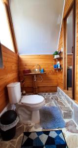 Ein Badezimmer in der Unterkunft Dante Glamping