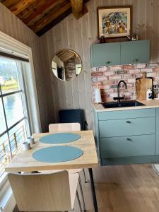 Φωτογραφία από το άλμπουμ του Lofoten suite apartments - Rostad Retro Rorbuer σε Reine