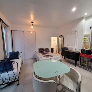 Zimmer mit einem Tisch, einem Bett und einem Schreibtisch in der Unterkunft Hollyday Studio Paris Centre Montmarte Sacré-coeur Opera Louvre in Paris