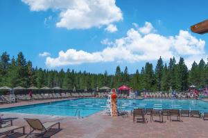 a person standing in front of a large swimming pool at Oslo Manor in Truckee