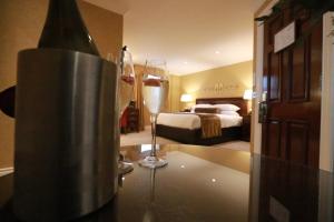 Giường trong phòng chung tại International Hotel Killarney