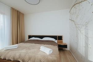 una camera da letto con un letto e due asciugamani di Apartmán BALIN X31 a Dolný Kubín