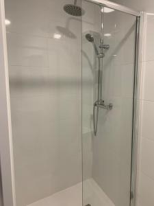 cabina de ducha de cristal con puerta de cristal en Suite con Entrada Independiente cerca a IFEMA y Aeropuerto, en Madrid
