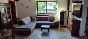 un soggiorno con divano e TV di Villa cassandra a Maratea