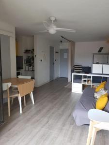 salon z kanapą i stołem w obiekcie MARSEILLAN-PLAGE Appartement Coeur de sable w mieście Marseillan
