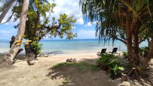 ファールにあるTe Fitii Garden & Beachの海の景色を望むビーチ(椅子2脚付)