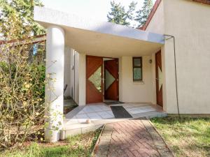 a house with a pivot door in a yard at 1 Aleutia Gardens in Thetford